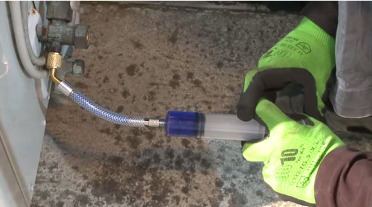 Подсоединить герметик кондиционера к системе и полностью выдавить содержимое шприца